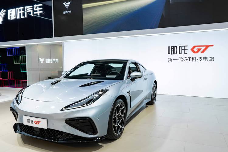 佛山260哪吒汽车在智能汽车领域的表现，领途汽车在新能源汽车市场中的影响力